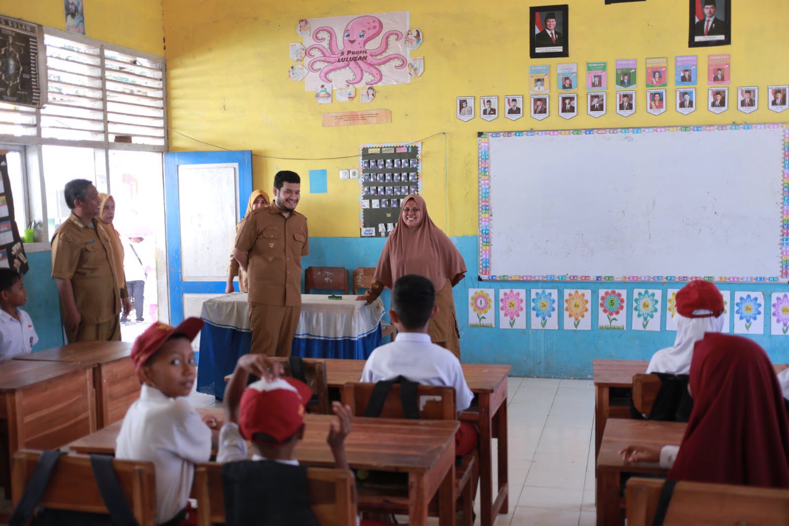 Pantau Tahun Ajaran Baru, Bupati Alvin Kunjungi TK dan SD di Pasarwajo