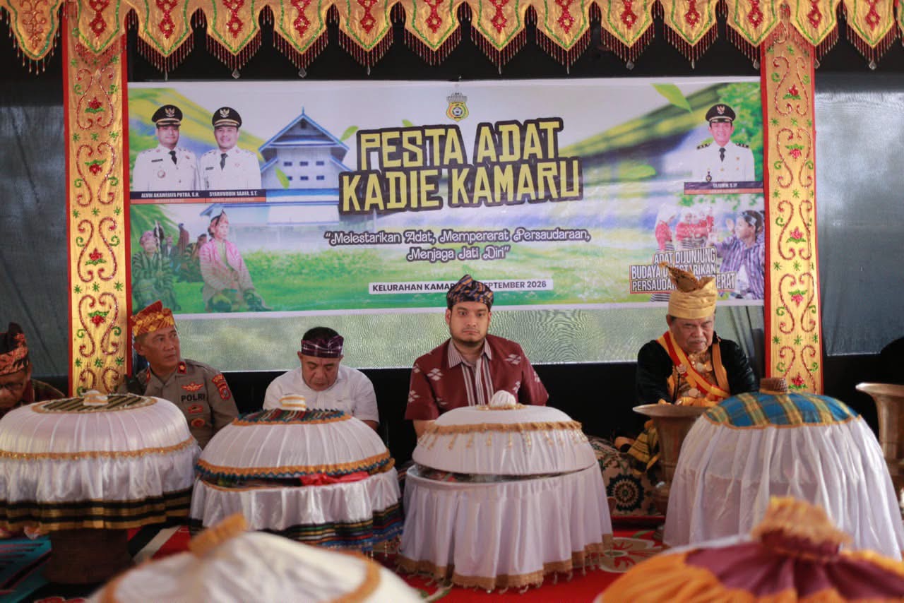 Bupati Buton Hadiri Pesta Adat Kadie Kamaru, Siapkan Bantuan Pertanian hingga Rehab Rumah Masyarakat