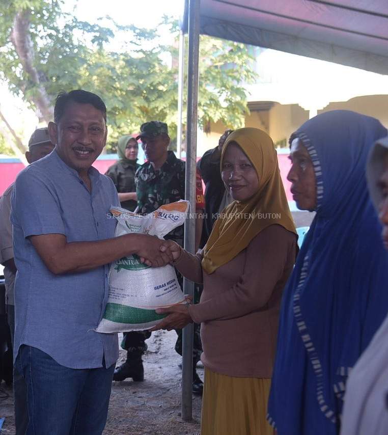 Pj. Bupati Buton Launching Bantuan Pangan Beras Nasional di Kecamatan Wolowa