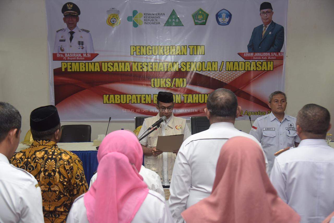 Pj. Bupati Basiran Lantik Tim Pembina UKS Kabupaten Buton