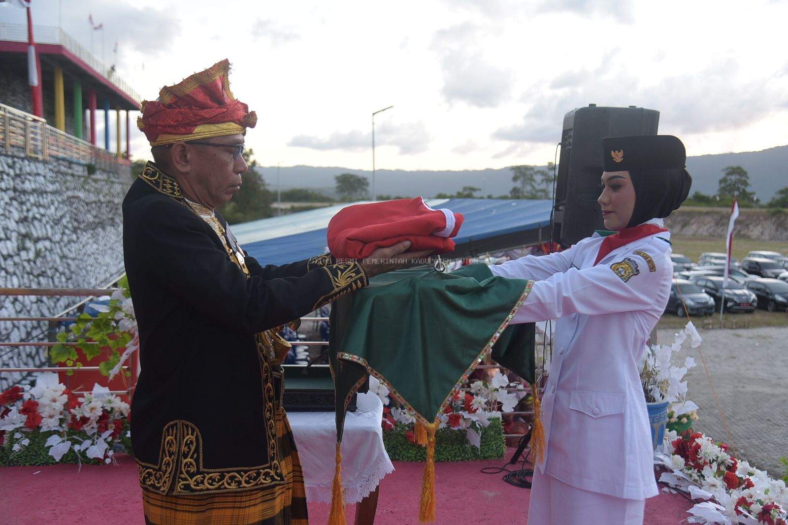 Kenakan â€˜Dolomaniâ€™ Pj. Bupati Buton Pimpin Penurunan Bendera, Upacara HUT ke-78 RI
