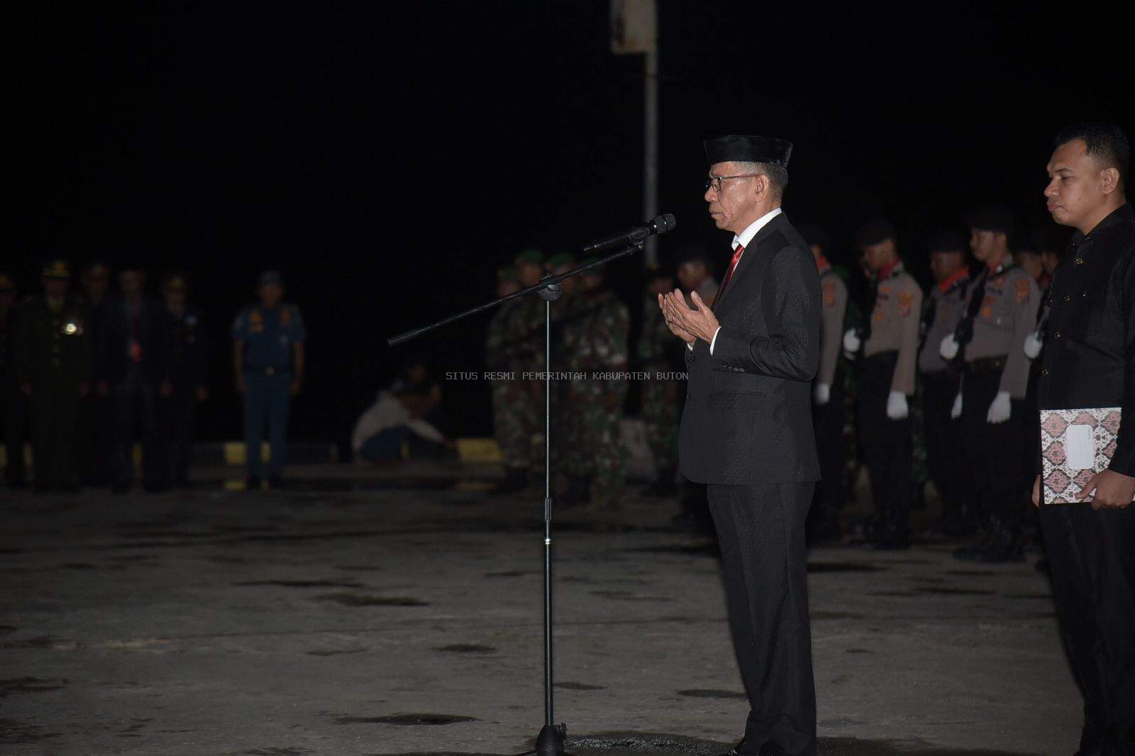 Pj. Bupati Buton Pimpin Apel Penghormatan Malam Renungan Suci