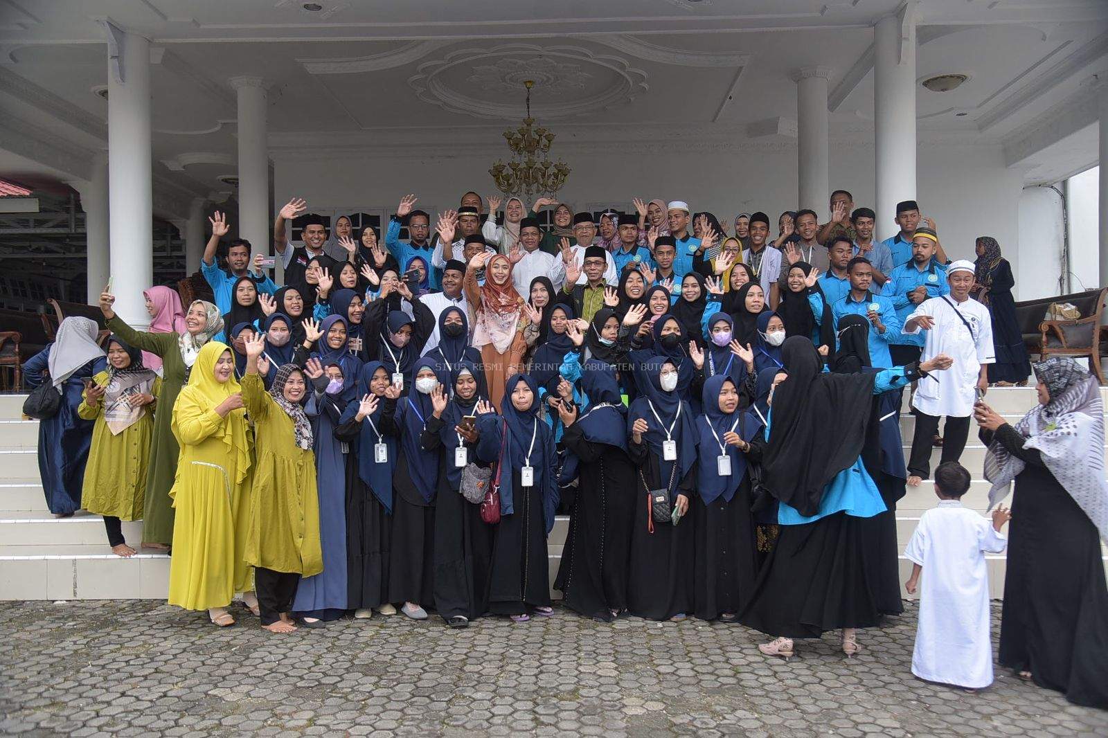 Ustadzah Oki Setiana Dewi Safari Dakwah di Buton