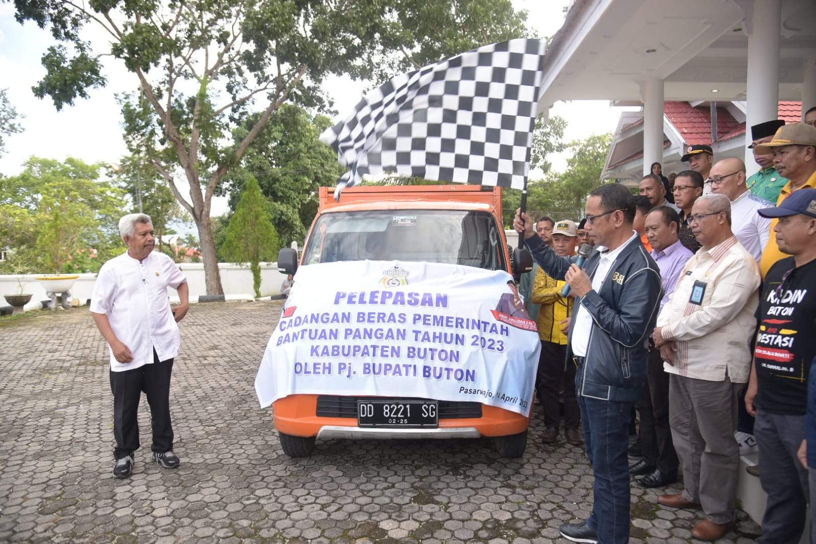 Pj. Bupati Buton Lepas Bantuan Beras Pangan Pemerintah Kepada Masyarakat