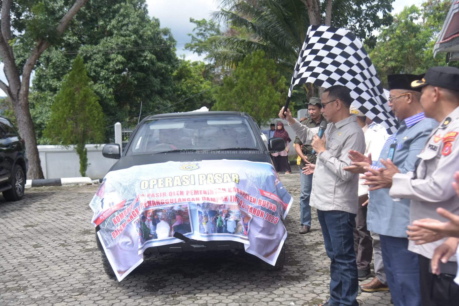 Pemerintah Buton Lepas Bantuan Gula Pasir ke Masyarakat