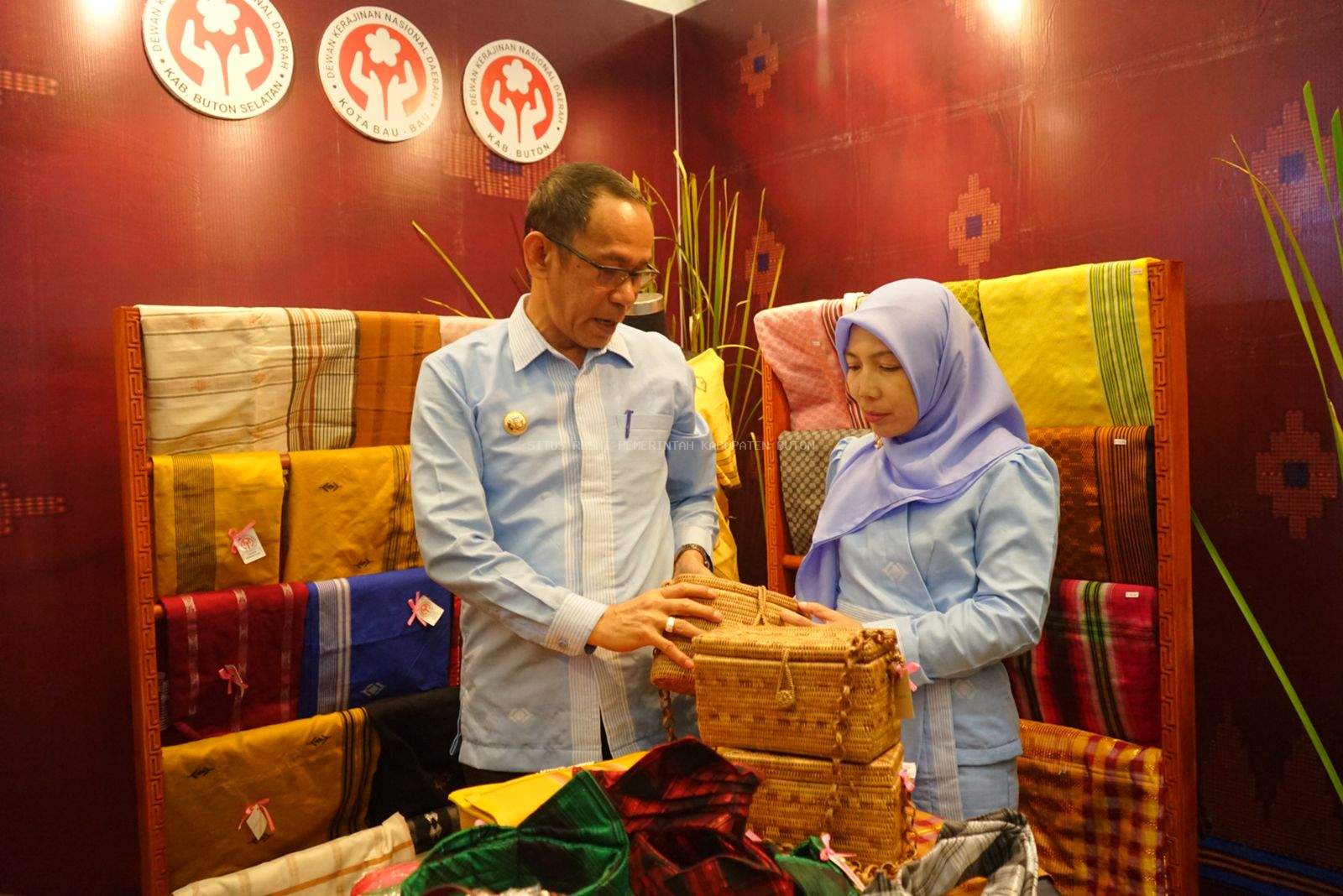 Pj. Bupati Buton Kunjungi Stand Pameran Dekranasda Buton di Pameran Indonesia Fashion Week 2023