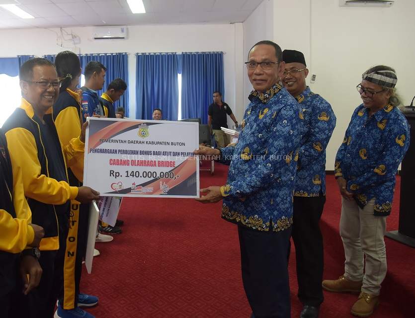 Buton Kucurkan Bonus Atlet Juara Porprov Sultra Tahap II