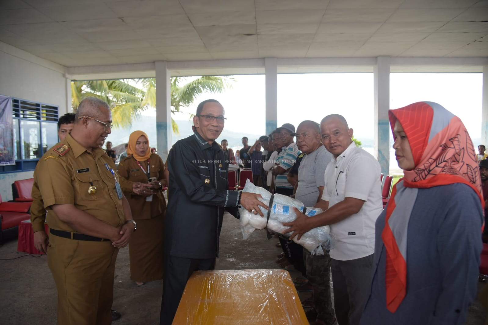 Pj. Bupati Buton, Serahkan Bantuan Kepada Nelayan