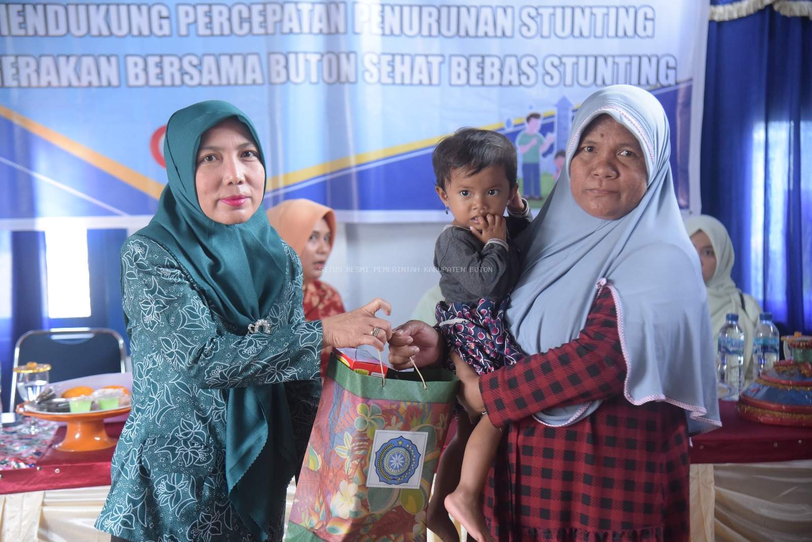 Organisai Perempuan Buton Salurkan Bantuan Stunting