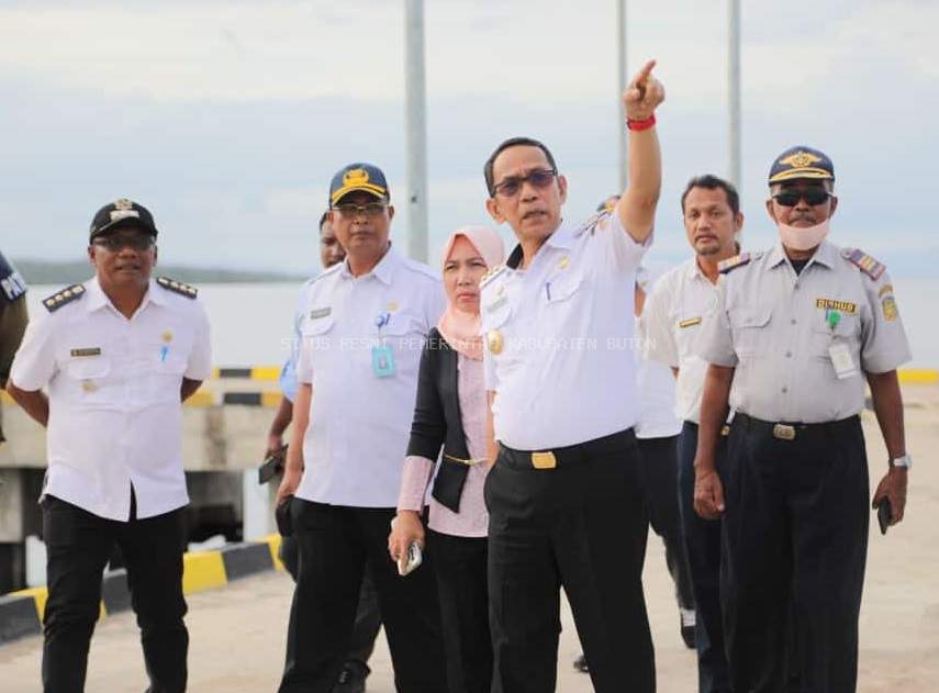 Pemda Buton Serahkan Bantuan BBM Solar pada Nelayan Desa Balimu Lasel