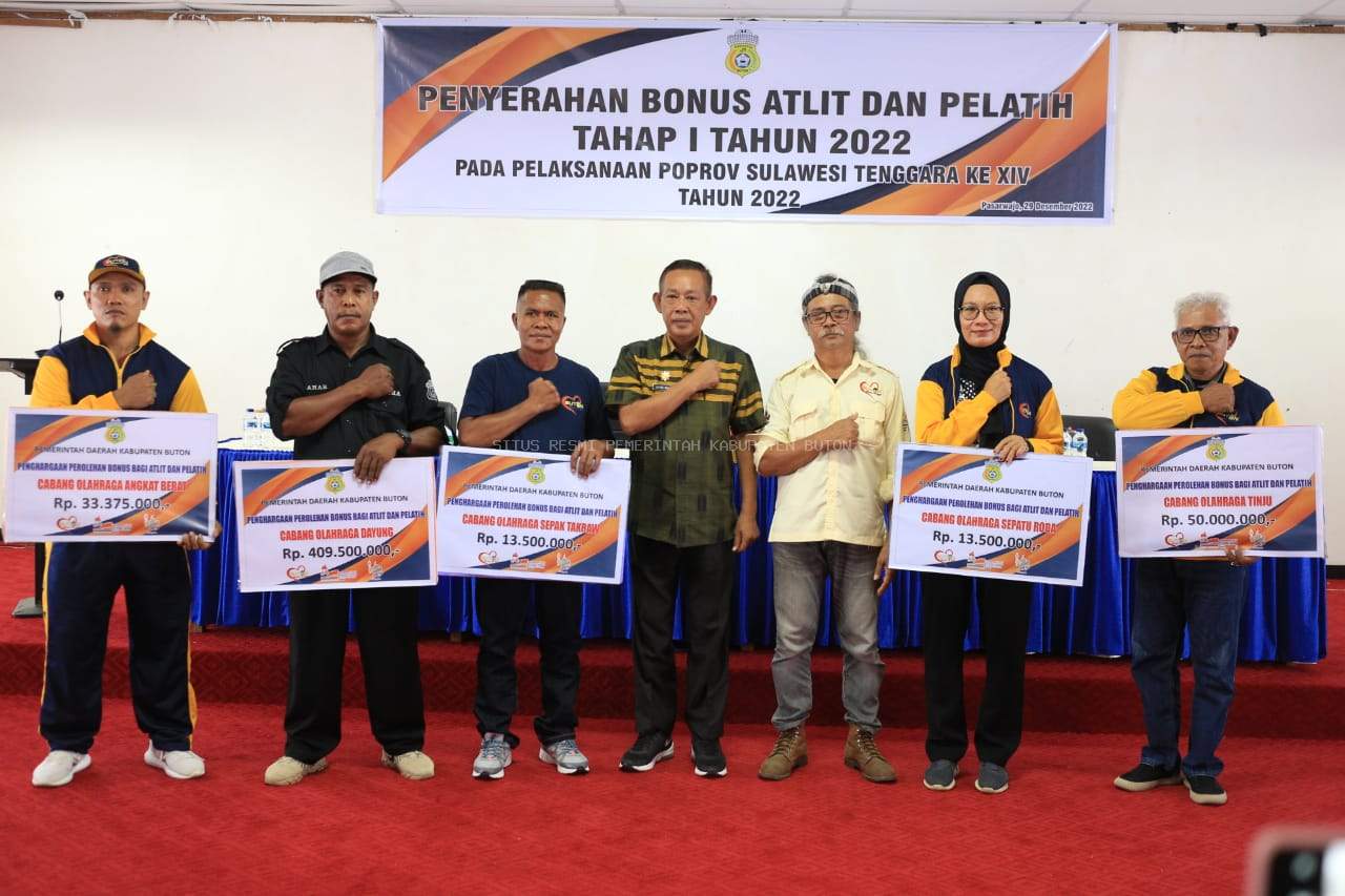 Pemkab Buton  Serahkan Bonus Atlit dan Pelatih Porprov XIV Sultra