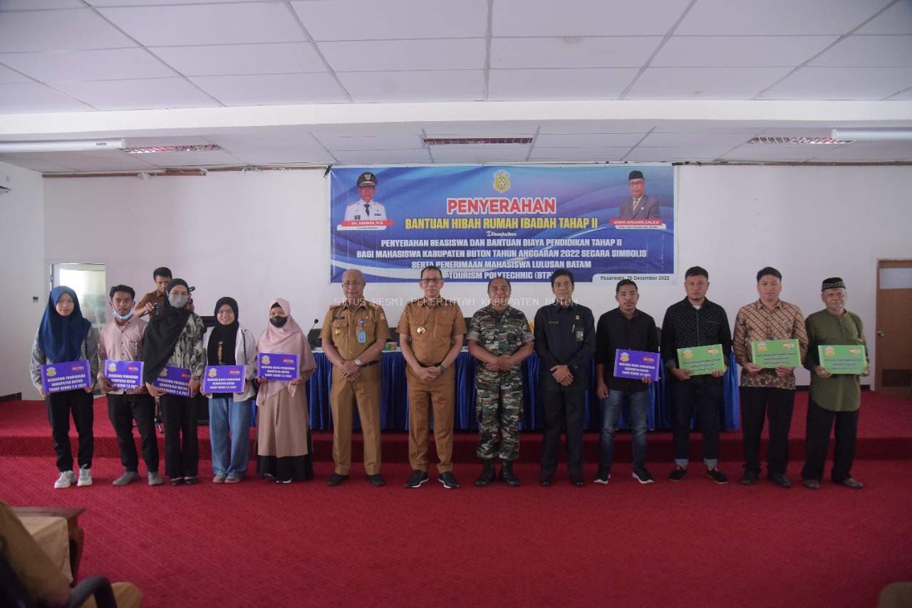 PJ. Bupati Buton Serahkan Bantuan Rumah Ibadah dan Biaya Pendidikan
