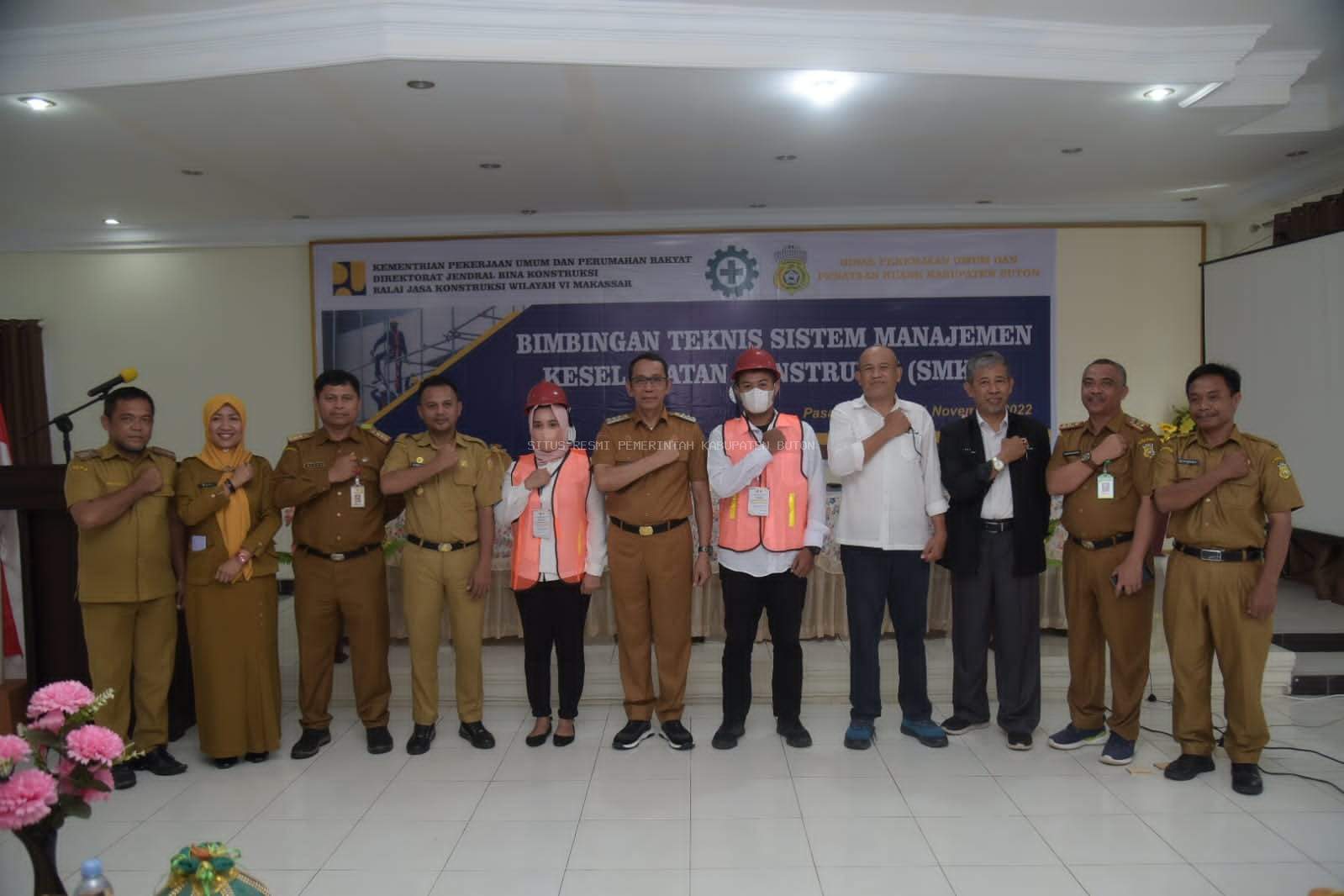 Pj. Bupati Buton Tegaskan Penyedia Konstruksi Serius Terapkan Budaya Keselamatan Kerja