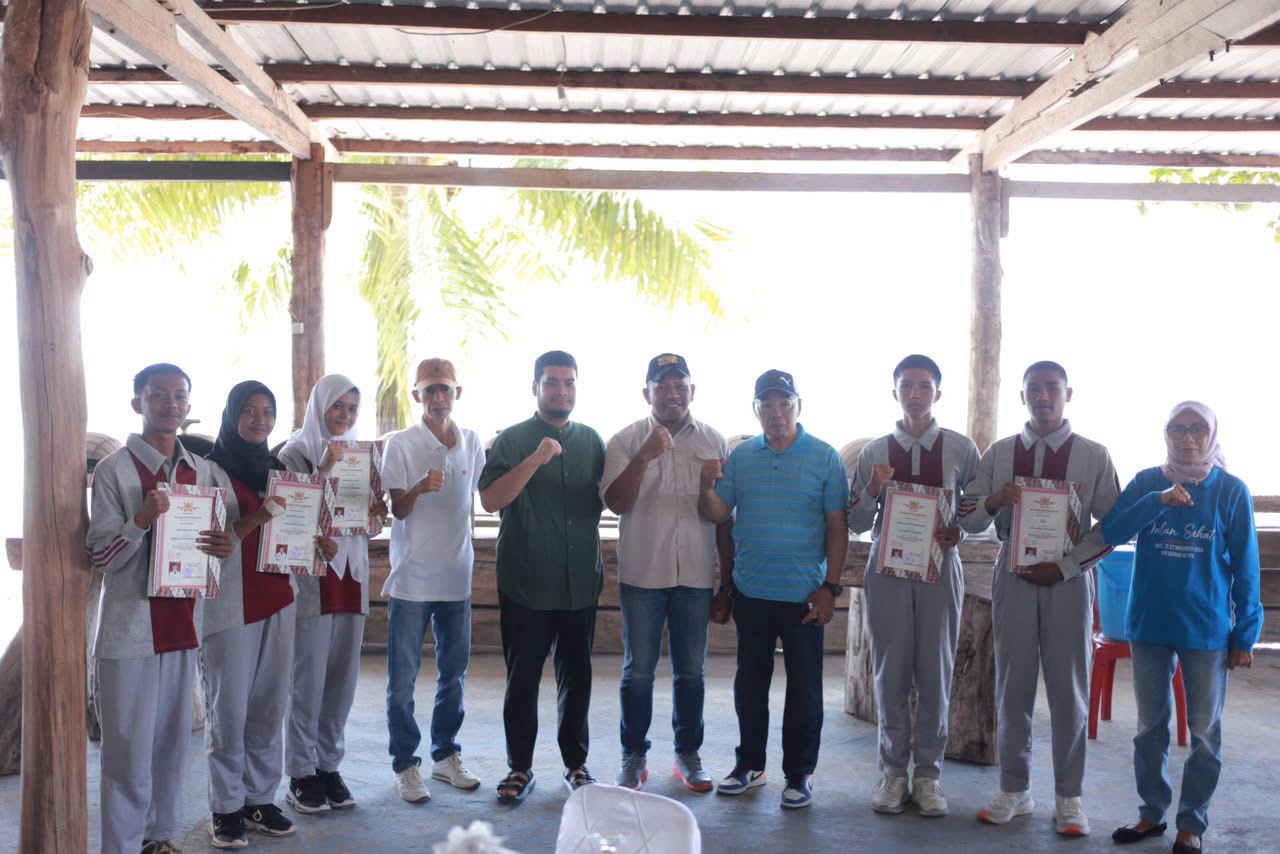 Pemkab Buton Apresiasi Paskibraka dan Marching Band Gita Takawa, Penyerahan Piagam Digelar di Pantai Pasarwajo